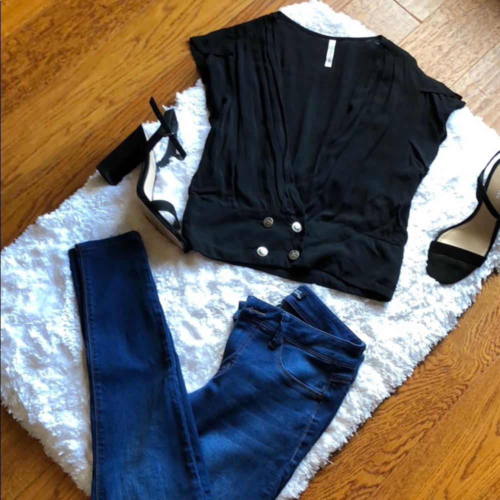 Cropped black top